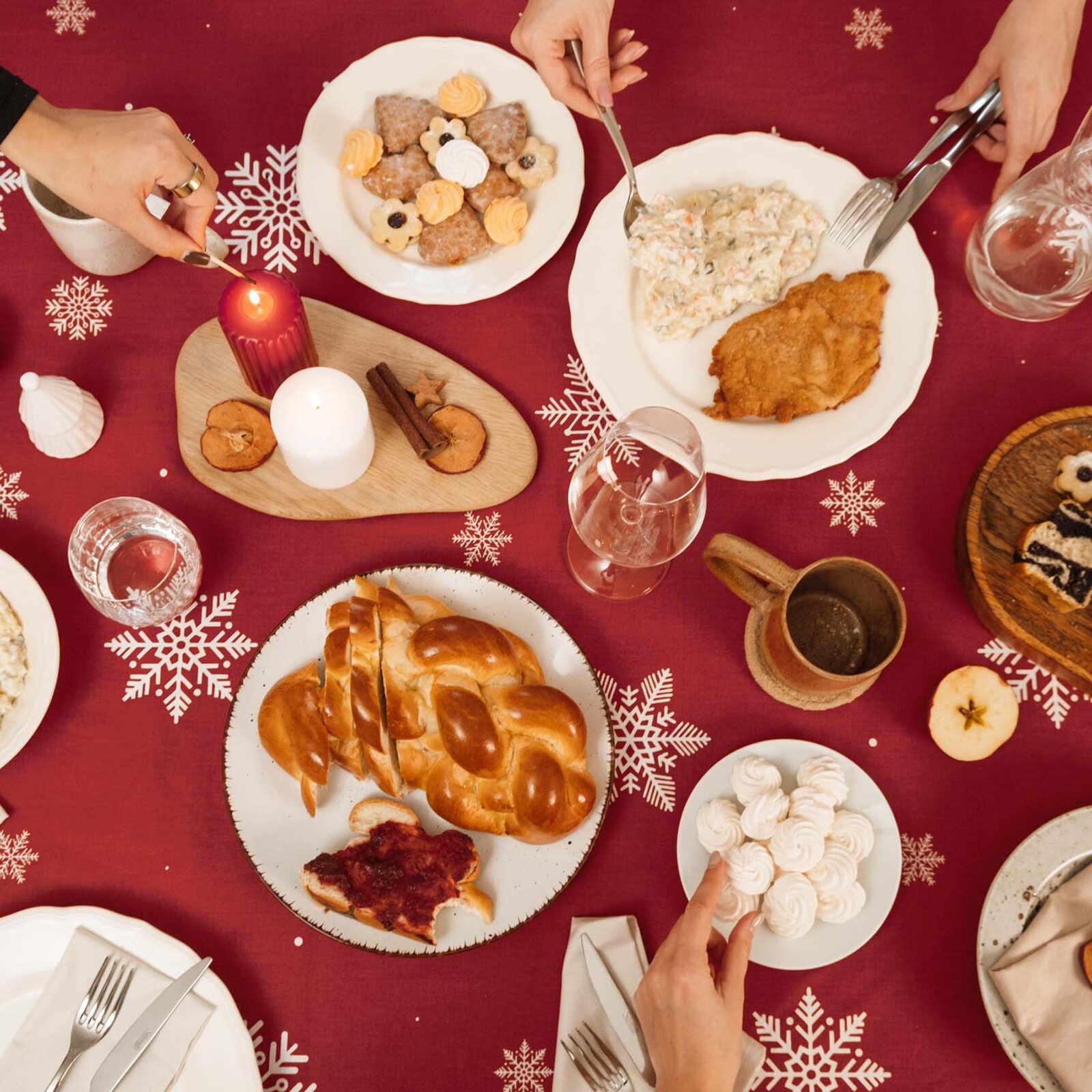 Eckige weihnachtliche Tischdecke 100% Baumwolle - Schneeflocken auf Rot