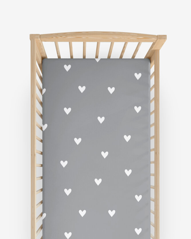 Spannbetttuch aus Baumwolle für Babybetten - Herzchen auf Grau