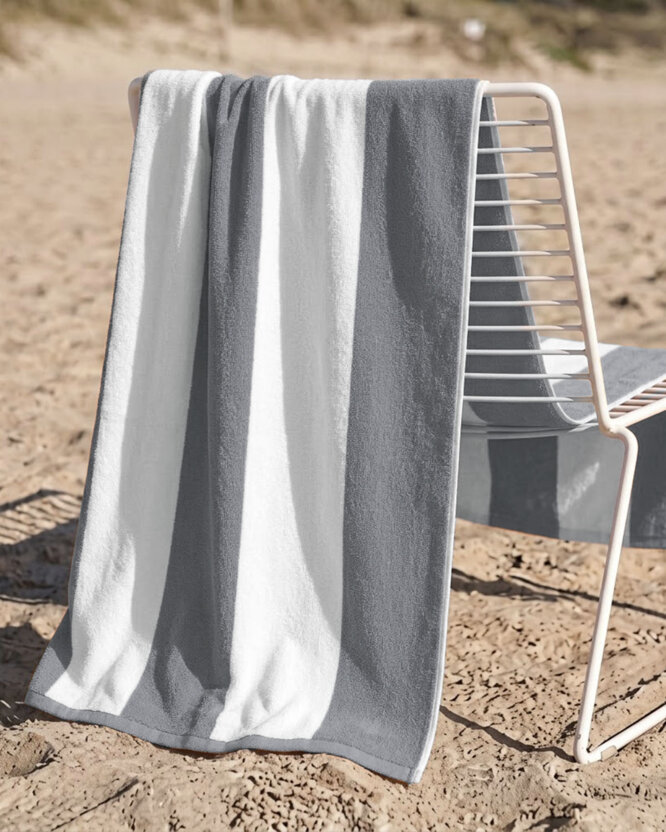 Strandtuch – Grau mit weißen Streifen