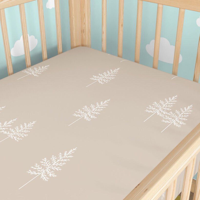 Weihnachtliches Spannbetttuch aus Baumwolle für Babybetten - Nordische Tannenbäume