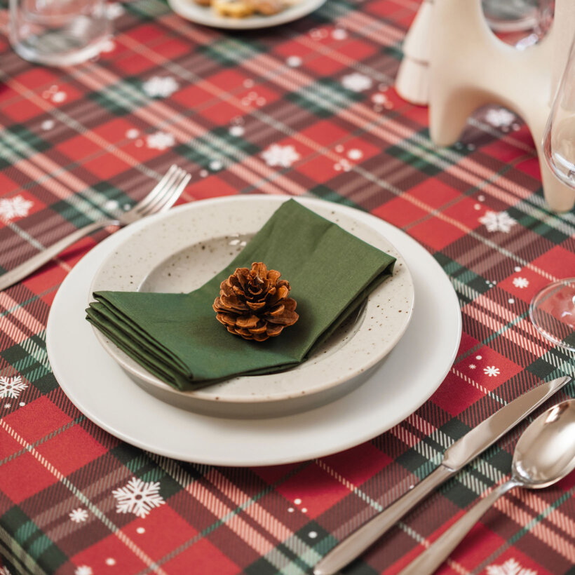 Eckige weihnachtliche Teflon-Tischdecke - Rotkariert mit Schneeflocken
