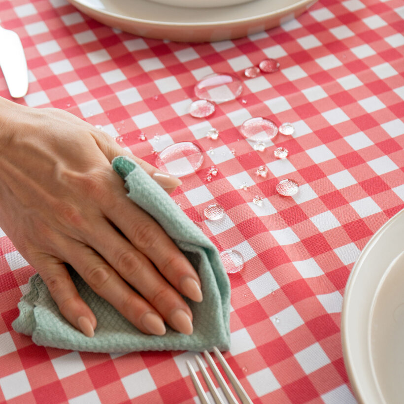 Eckige Tischdecke Teflon - rote Würfel