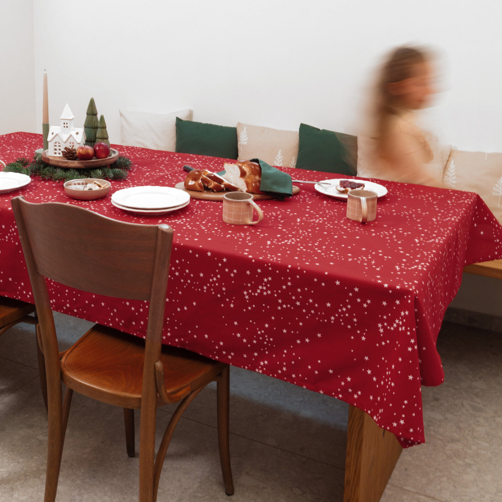 Weihnachtliche eckige Tischdecke Valencia - Sterne auf rotem Hintergrund