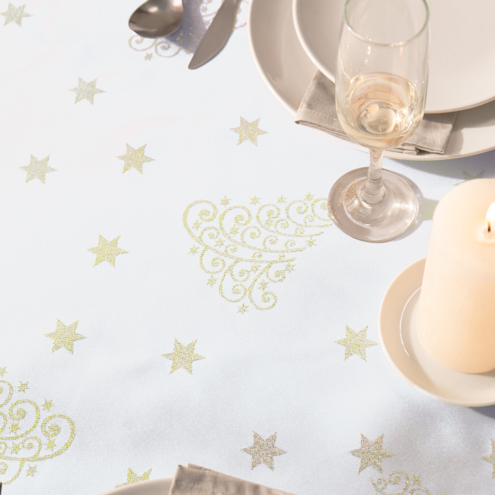 Weihnachtliche eckige Teflon-Tischdecke - Goldene Tannenbäume und Sterne