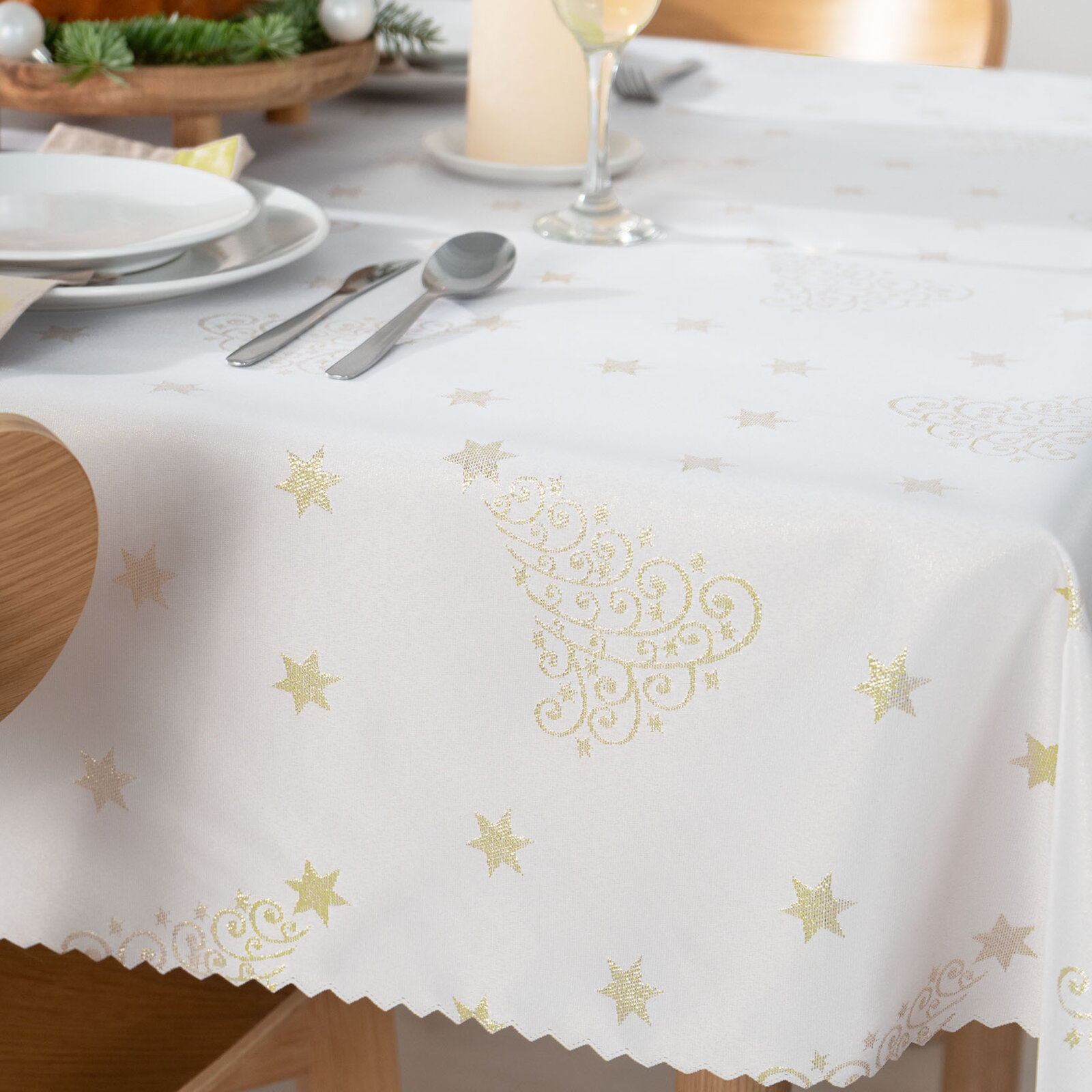 Weihnachtliche eckige Teflon-Tischdecke - Goldene Tannenbäume und Sterne