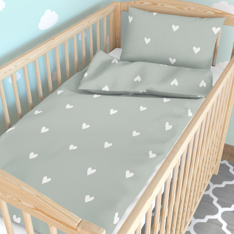 Bettwäsche für Babybetten aus Baumwolle - Herzchen auf Salbeigrün