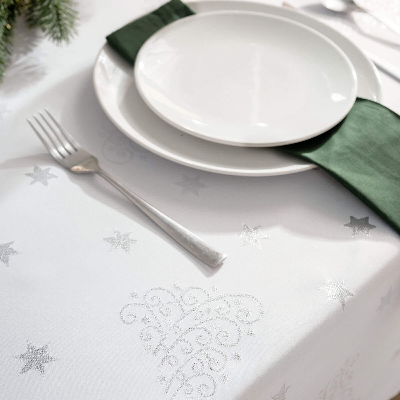 Weihnachtliche eckige Teflon-Tischdecke - Silberne Tannenbäume und Sterne