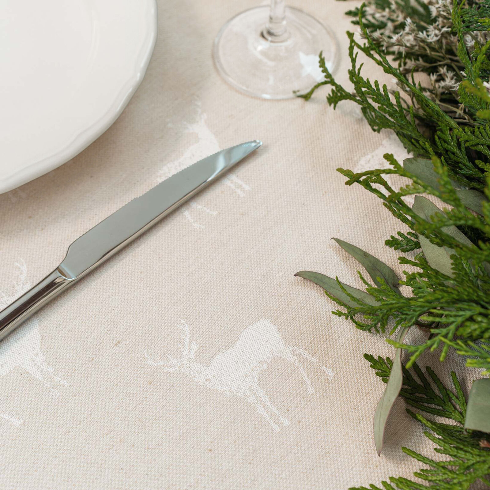 Ovale Weihnachts-Tischdecke Natura - Hirsche auf natürlichem