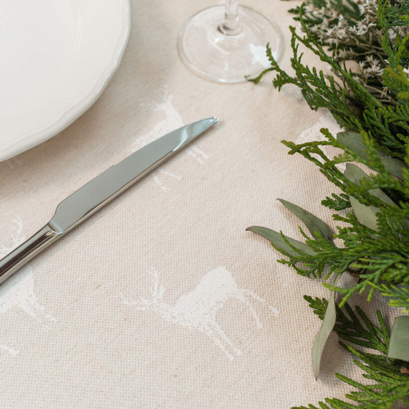 Ovale Weihnachts-Tischdecke Natura - Hirsche auf natürlichem