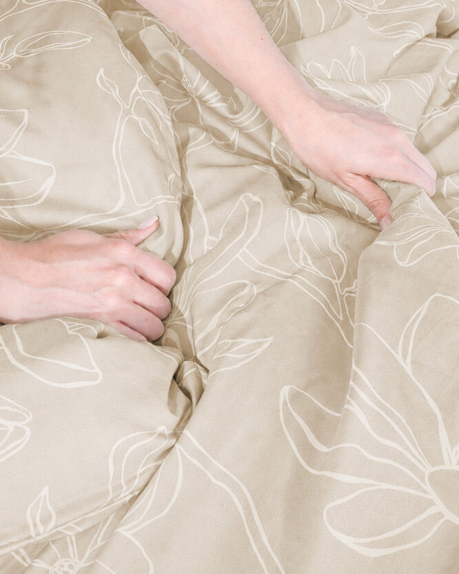 Bettwäsche aus Mako-Satin - Lilien auf Goldbeige