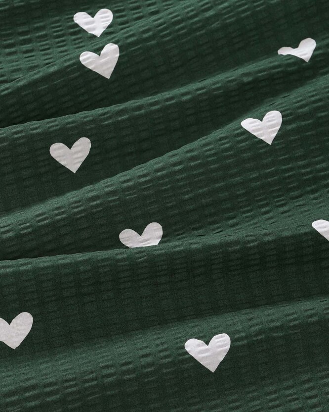 Weihnachtlicher Seersucker - Herzchen auf Dunkelgrün