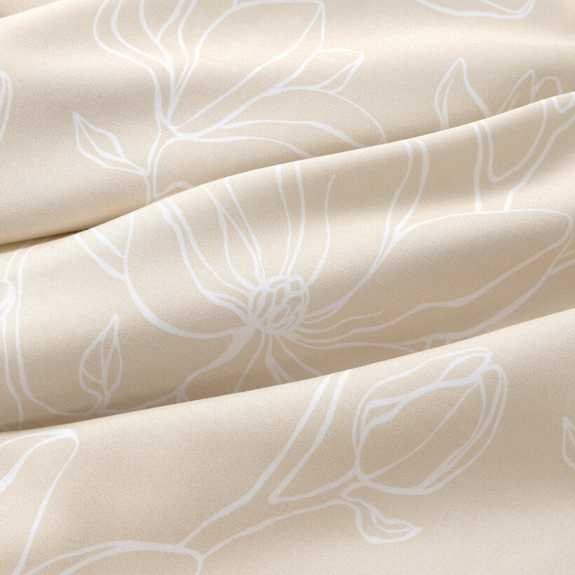 Mako-Satin - Lilien auf Goldbeige
