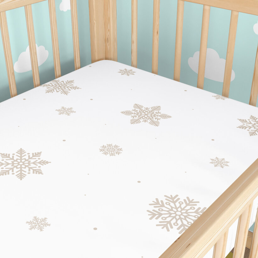 Weihnachtliches Spannbetttuch aus Baumwolle für Babybetten - Schneeflocken auf Weiß