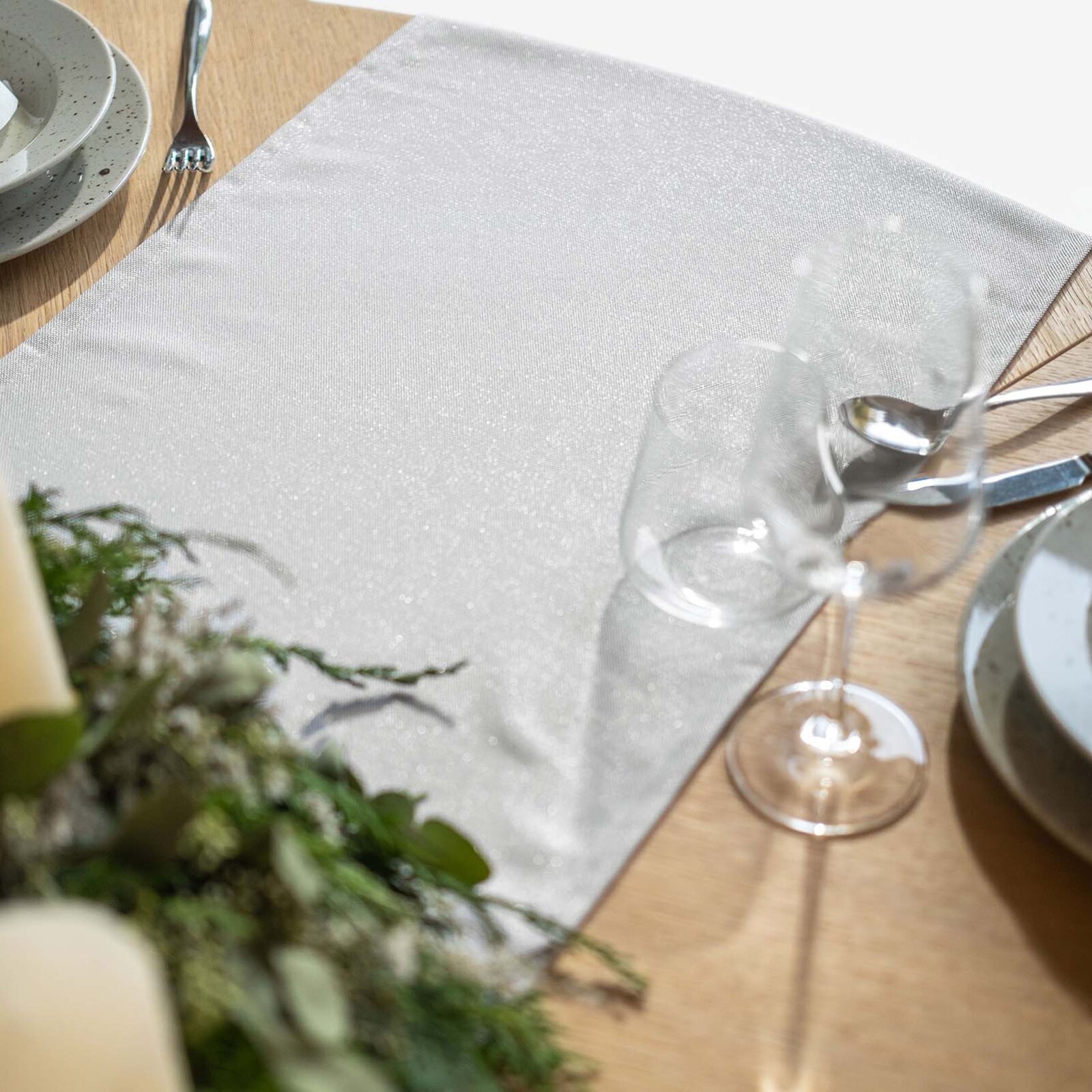 Exklusiver Weihnachts-Tischläufer - silberfarben mit Glitzereffekt