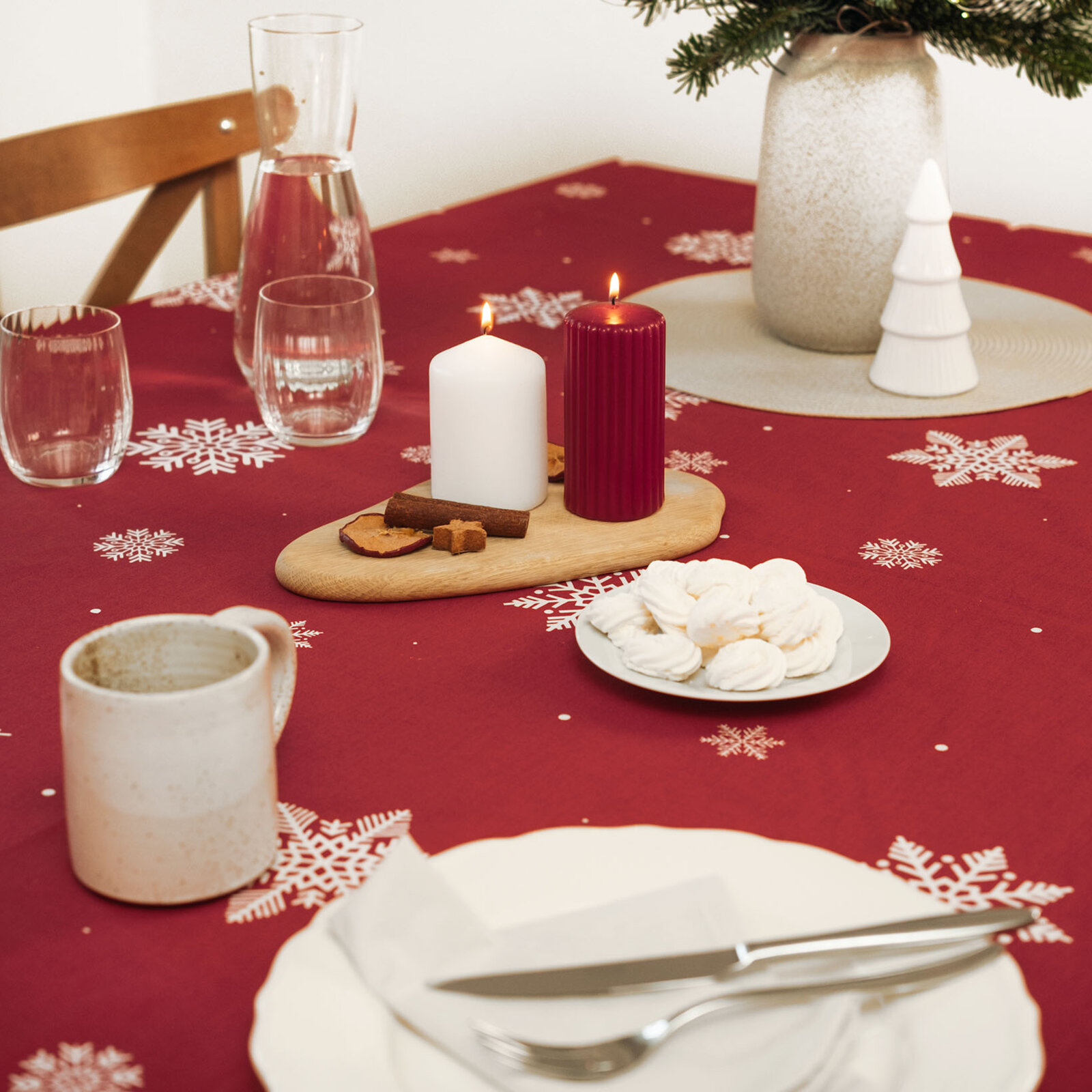 Eckige weihnachtliche Tischdecke 100% Baumwolle - Schneeflocken auf Rot