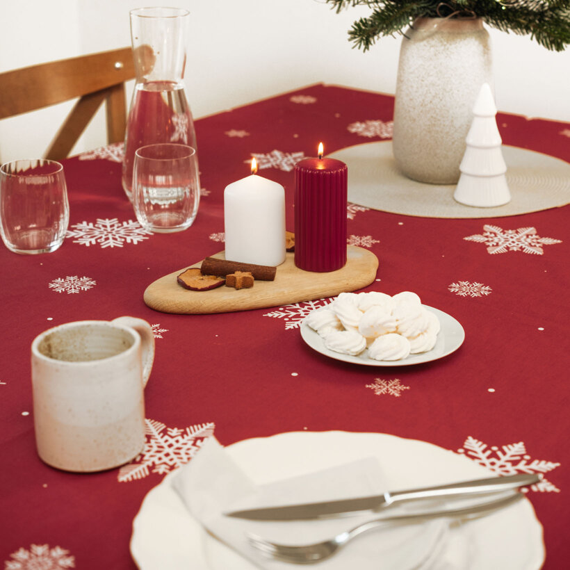 Eckige weihnachtliche Tischdecke 100% Baumwolle - Schneeflocken auf Rot