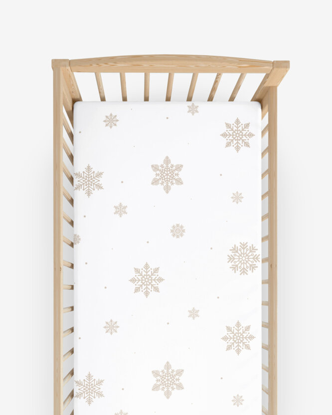 Weihnachtliches Spannbetttuch aus Baumwolle für Babybetten - Schneeflocken auf Weiß