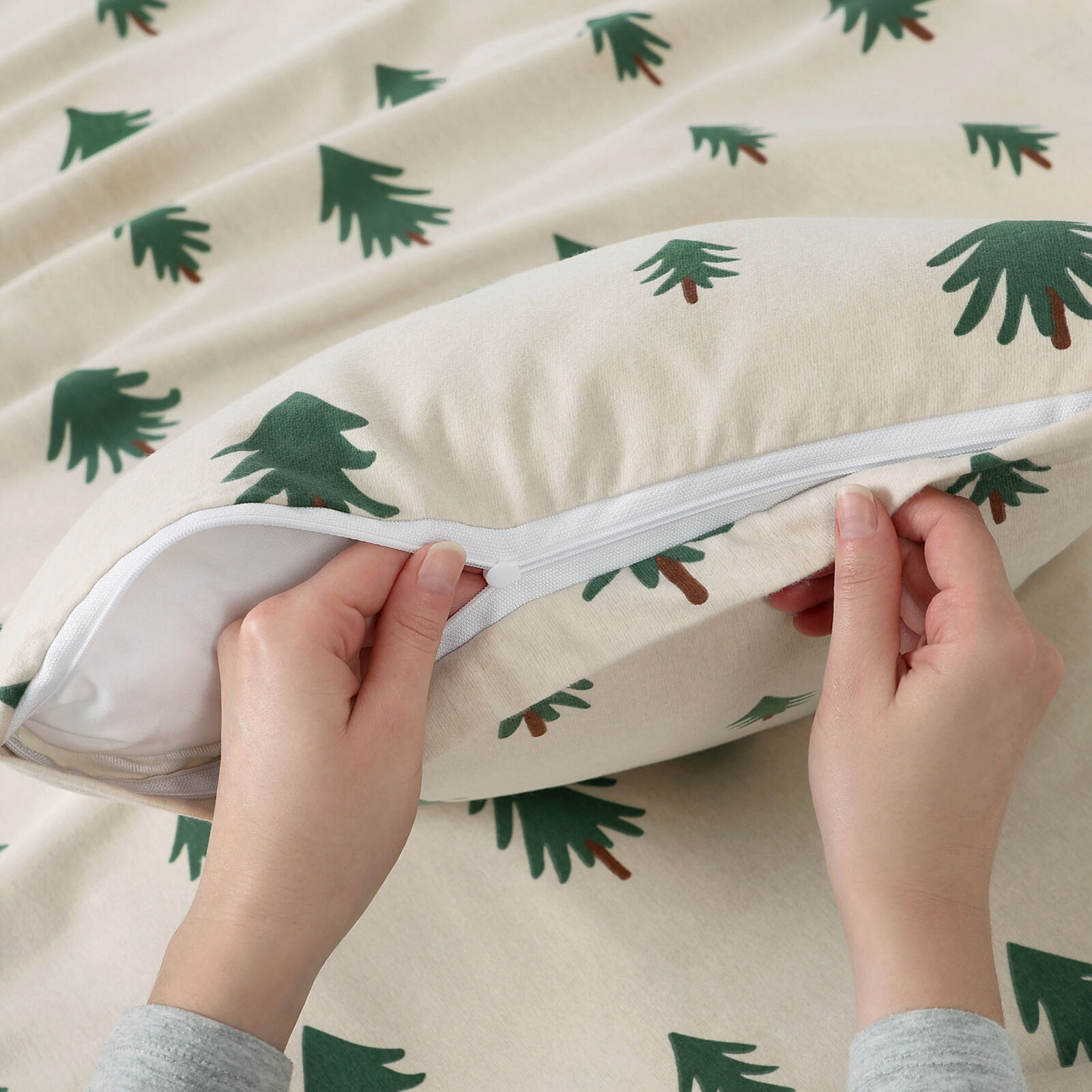 Weihnachtlicher Kissenbezug aus Flanell - Bäumchen auf natur