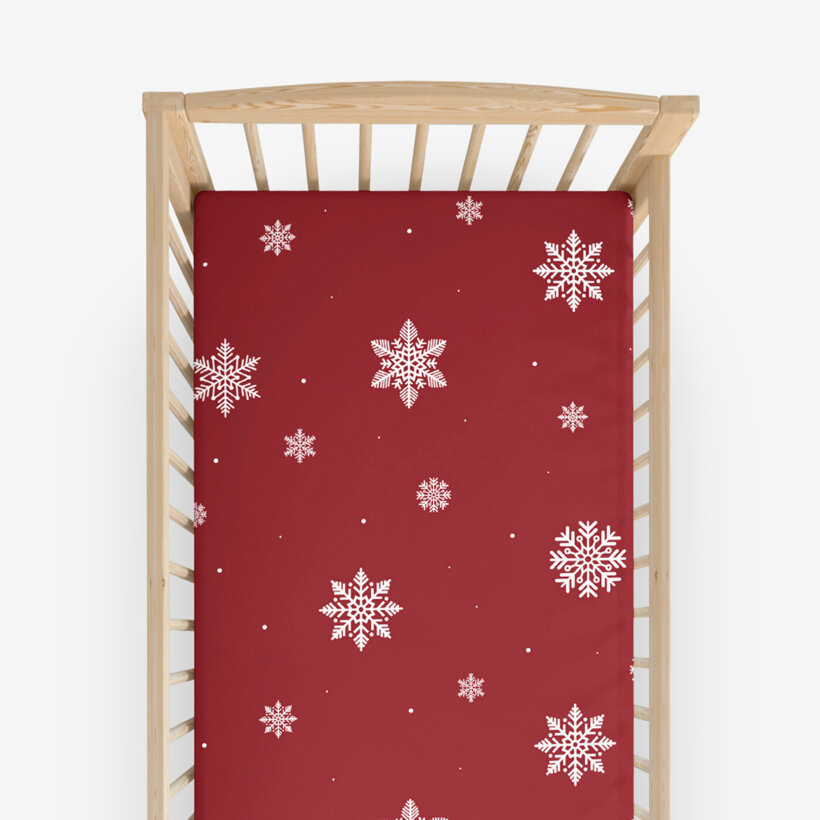 Weihnachtliches Spannbetttuch aus Baumwolle für Babybetten - Schneeflocken auf Rot