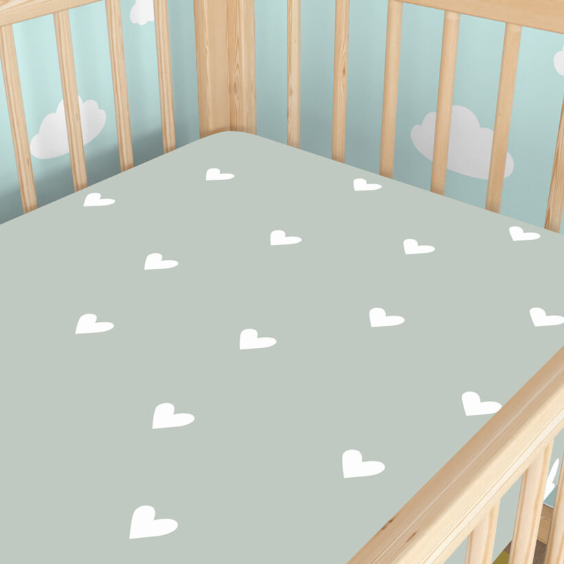 Spannbetttuch aus Baumwolle für Babybetten - Herzchen auf Salbeigrün