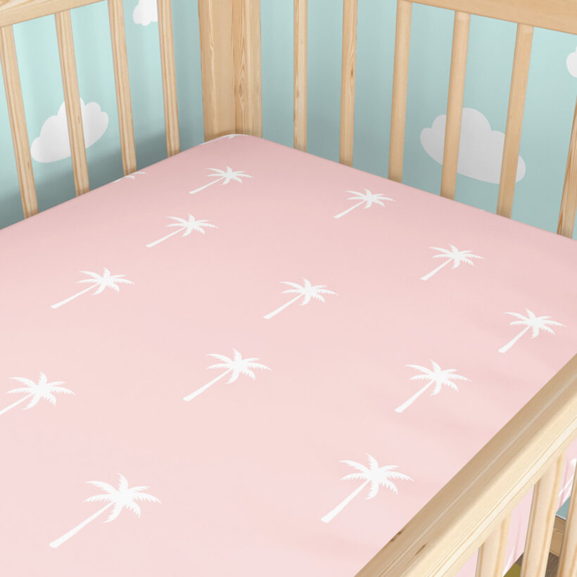 Spannbetttuch aus Baumwolle für Babybetten - Palmen auf Pastellrosa
