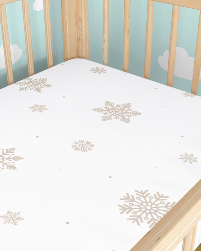 Weihnachtliches Spannbetttuch aus Baumwolle für Babybetten - Schneeflocken auf Weiß