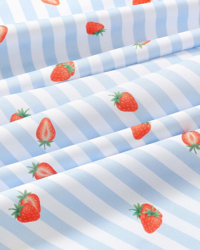 Dekorativer Kissenbezug - blaue Streifen mit Erdbeeren