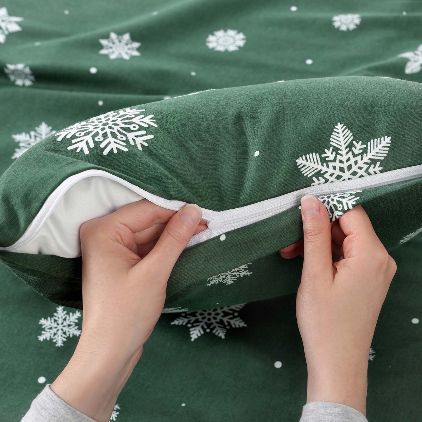 Weihnachtlicher Kissenbezug aus Flanell - Schneeflocken auf Grün