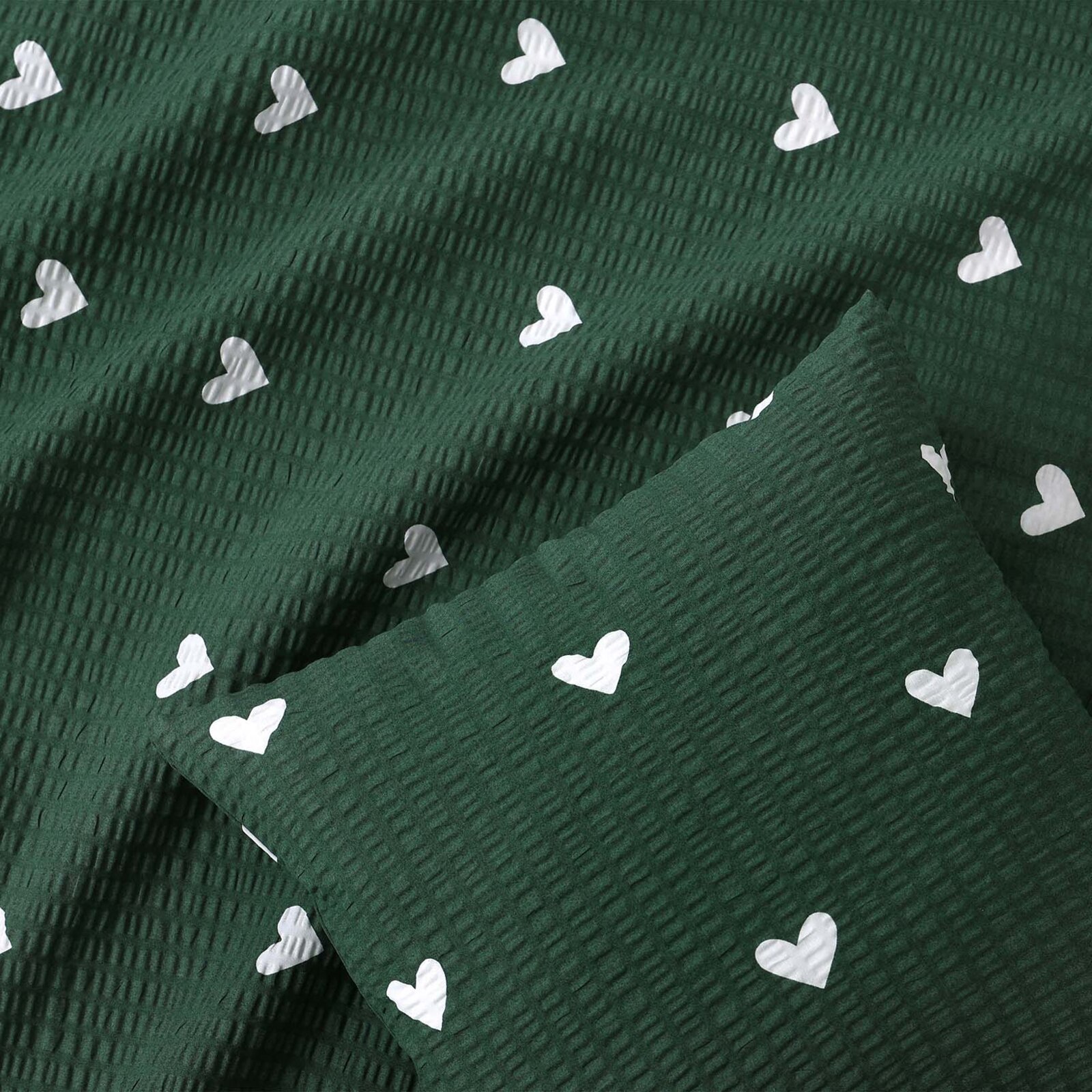 Weihnachtlicher Seersucker-Kissenbezug - Herzchen auf dunkelgrün