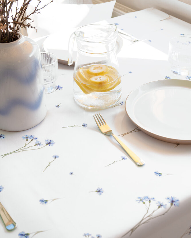 Eckige Teflon-Tischdecke - Blaue Kornblumen