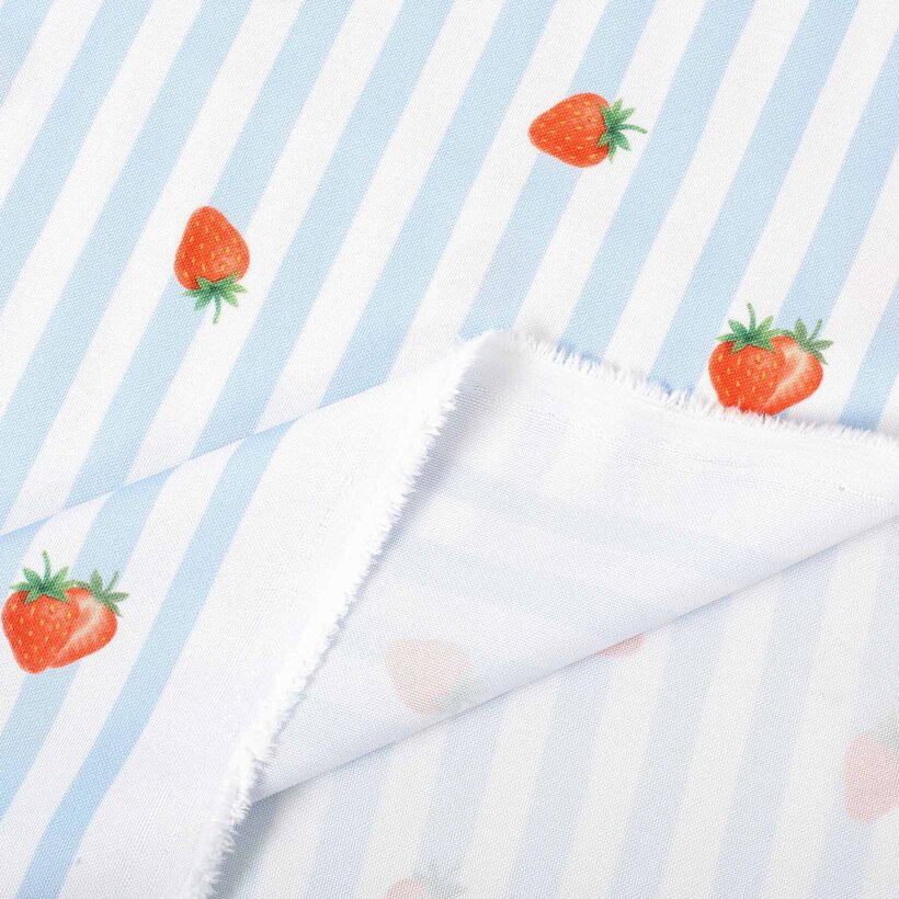 Teflonstoff für Tischdecken - blaue Streifen mit Erdbeeren
