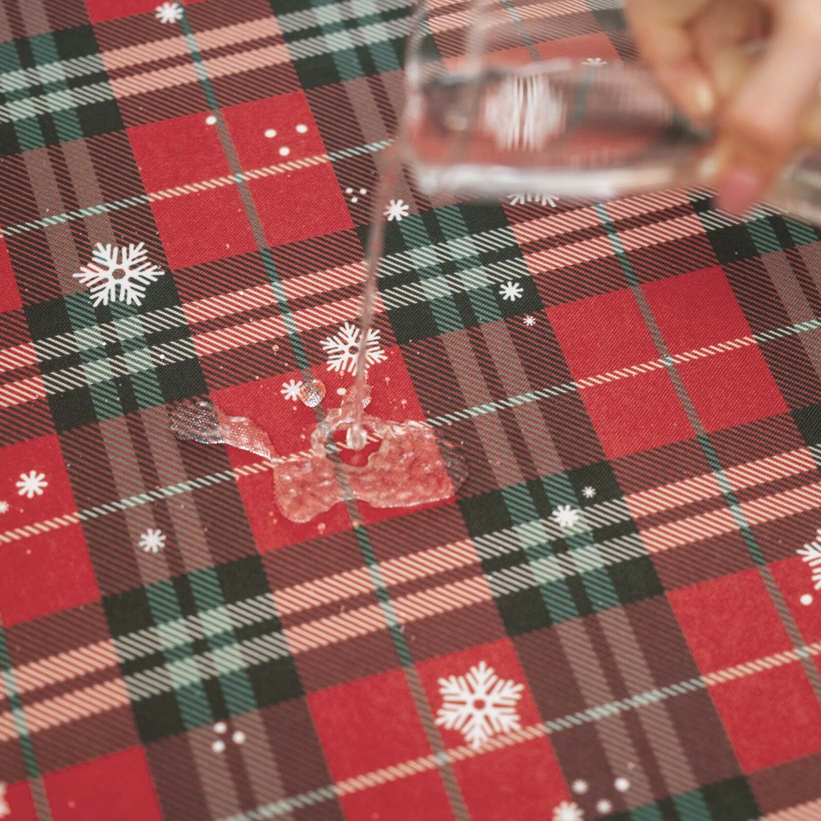 Eckige weihnachtliche Teflon-Tischdecke - Rotkariert mit Schneeflocken