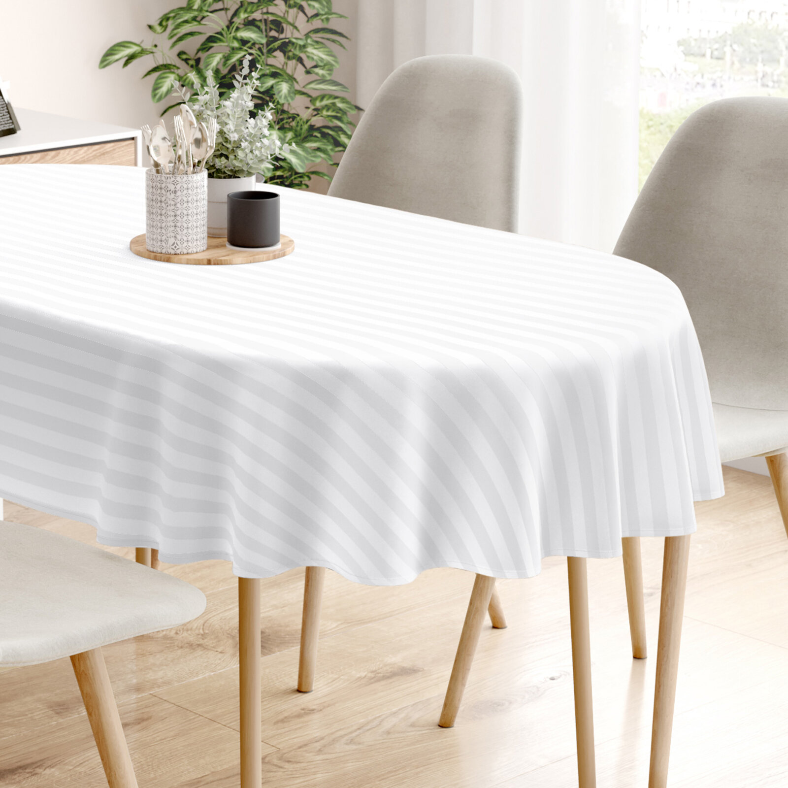 Festliche Ovale Damast-Tischdecke - weiße Satinstreifen