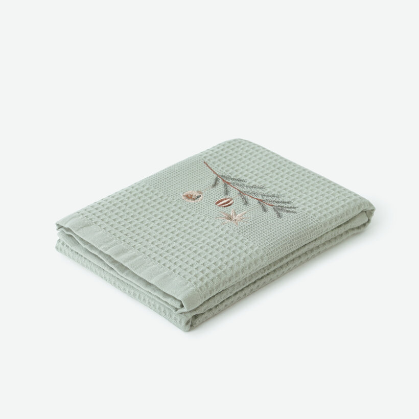 Waffel-Geschirrtuch mit Weihnachtsstickerei - Kugeln am Zweig auf Salbeigrün