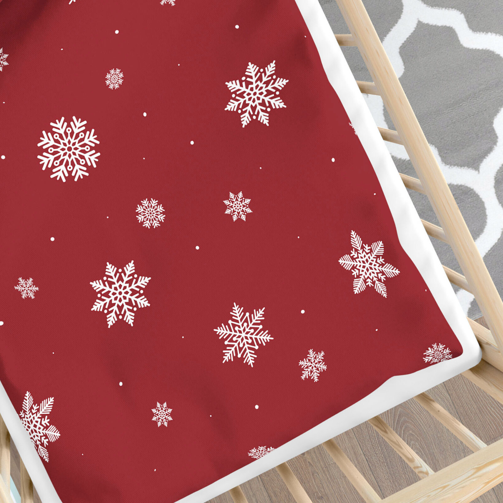 Weihnachtliche Bettwäsche für Babybetten aus Baumwolle - Schneeflocken auf Rot