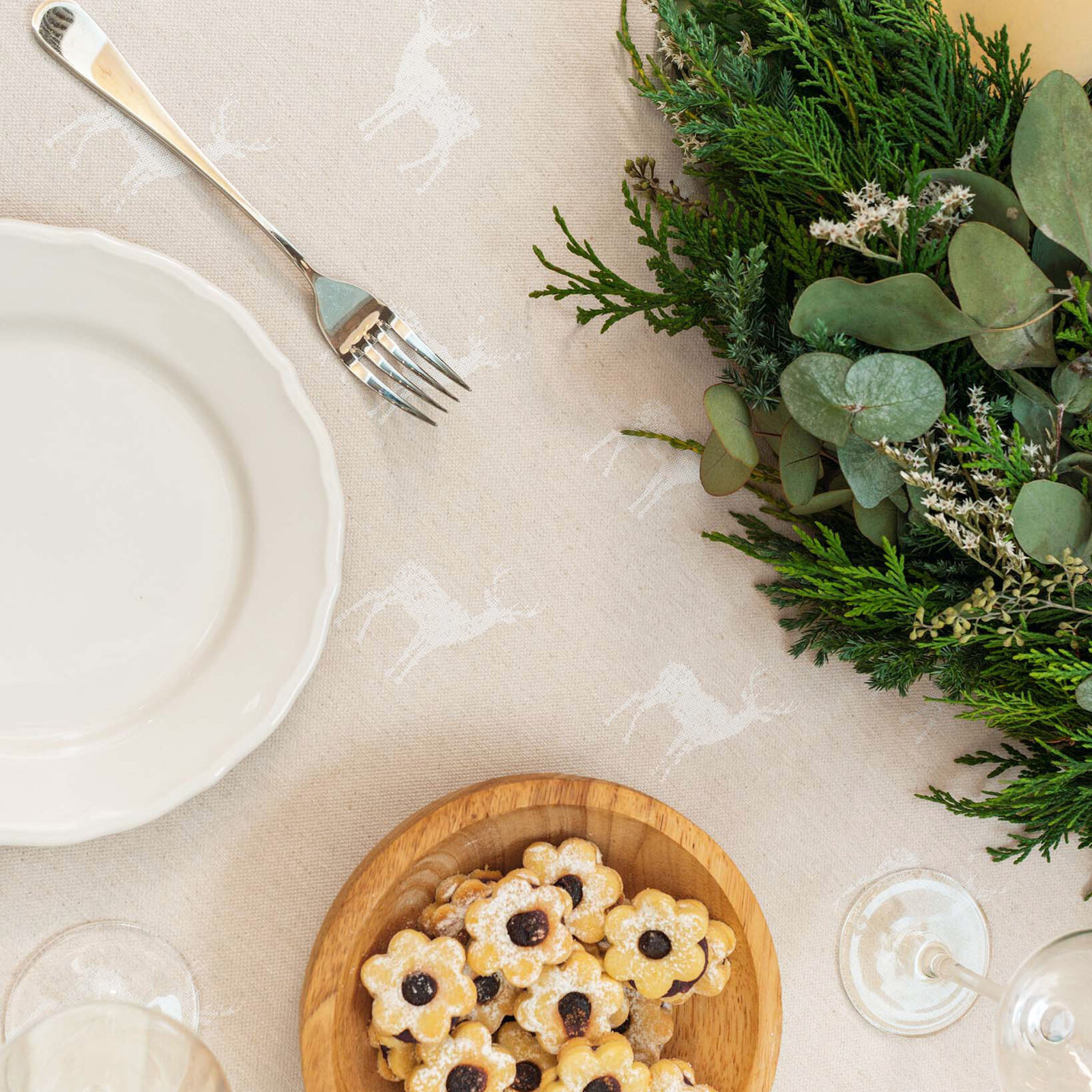 Ovale Weihnachts-Tischdecke Natura - Hirsche auf natürlichem