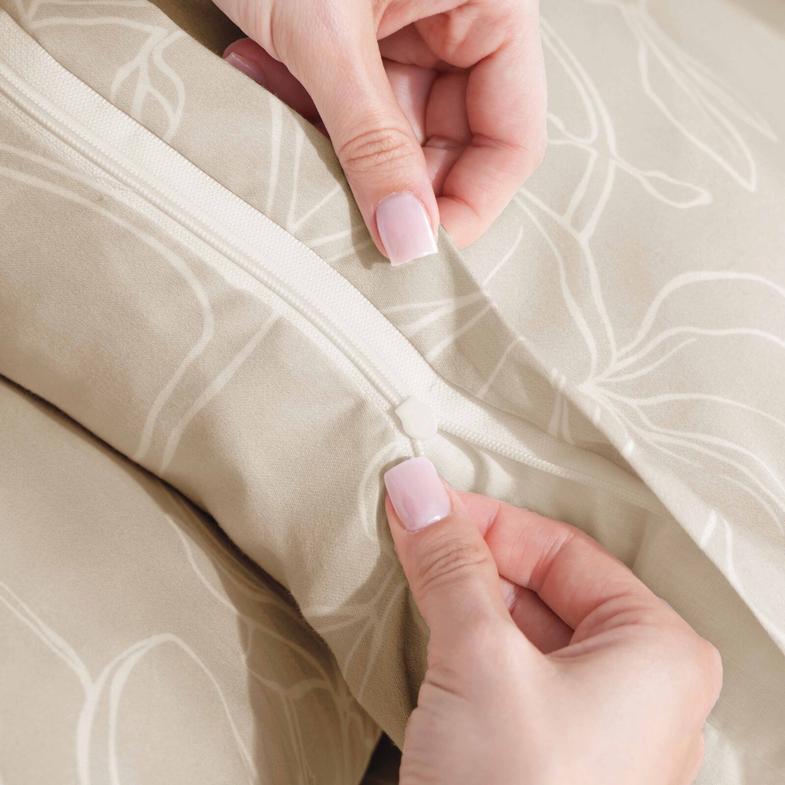 Bettwäsche aus Mako-Satin - Lilien auf Goldbeige