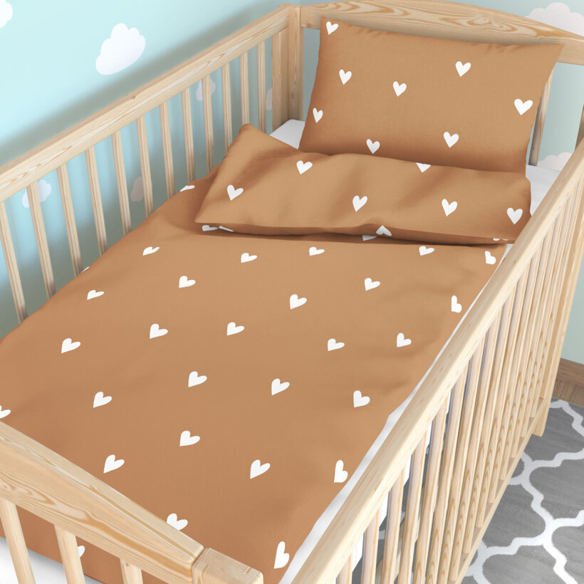Bettwäsche für Babybetten aus Baumwolle - Herzchen auf Herbstbraun