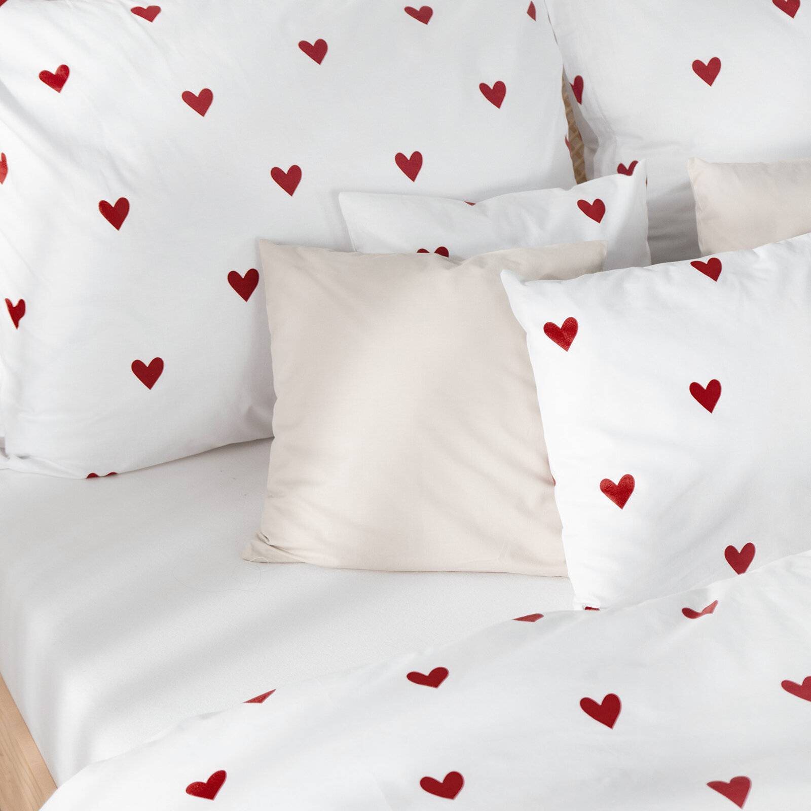 Bettwäsche aus Baumwolle - Rote Herzchen auf Weiß