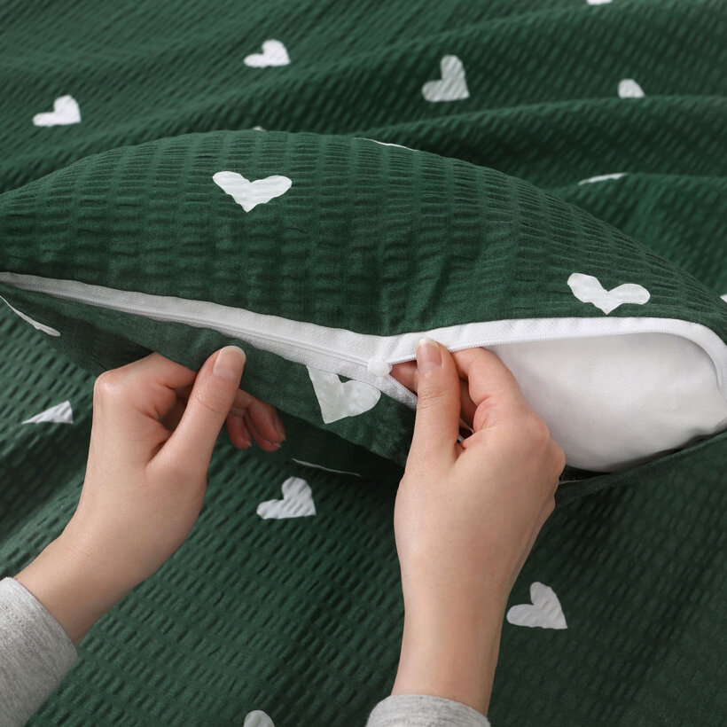 Weihnachtlicher Seersucker-Kissenbezug - Herzchen auf dunkelgrün