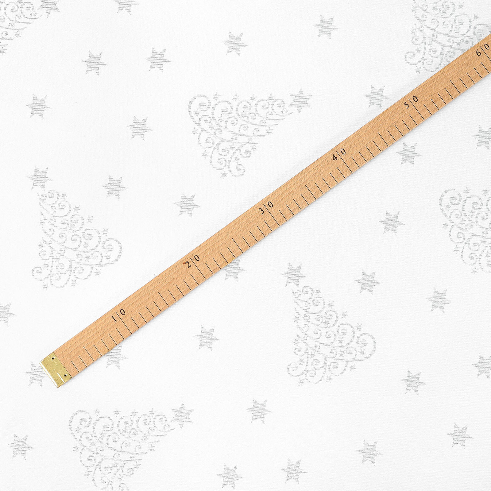 Weihnachtlicher Teflonstoff für Tischdecken – Silberne Tannenbäume und Sterne