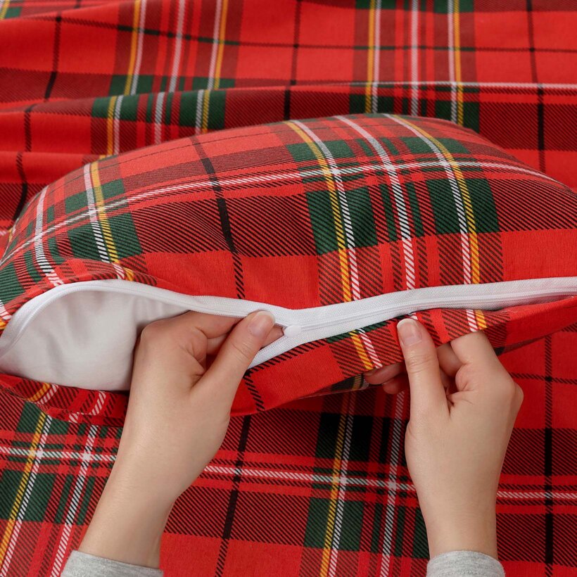 Weihnachtlicher Kissenbezug aus Flanell - rotes Karo