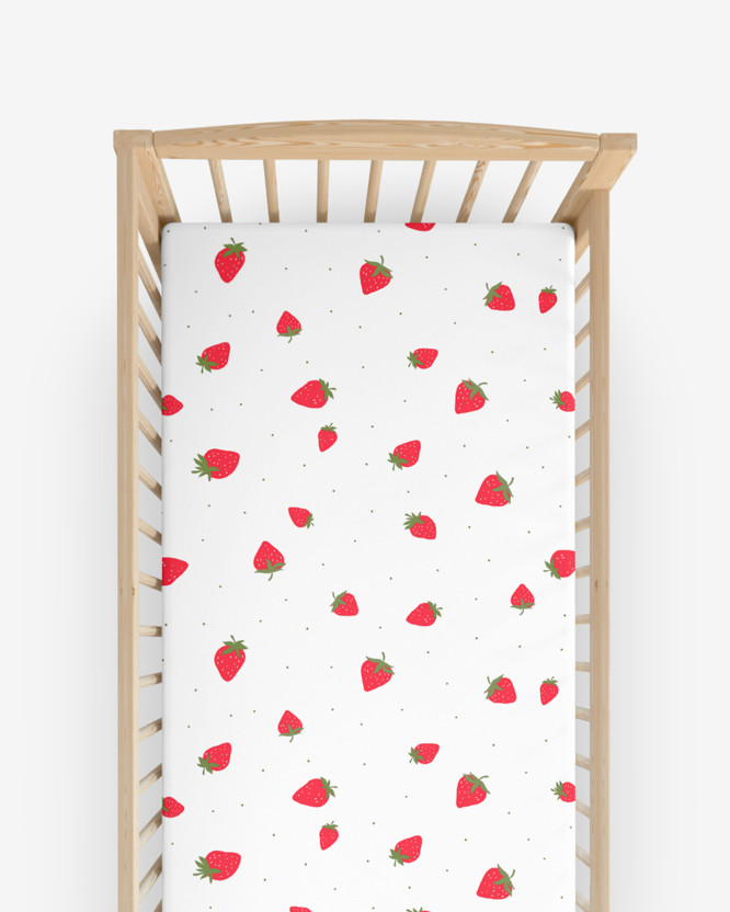 Spannbetttuch aus Baumwolle für Babybetten - frische Erdbeeren