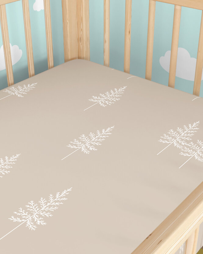 Weihnachtliches Spannbetttuch aus Baumwolle für Babybetten - Nordische Tannenbäume