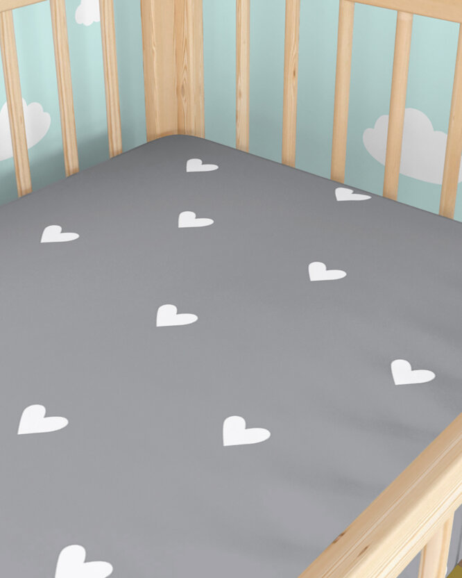 Spannbetttuch aus Baumwolle für Babybetten - Herzchen auf Grau